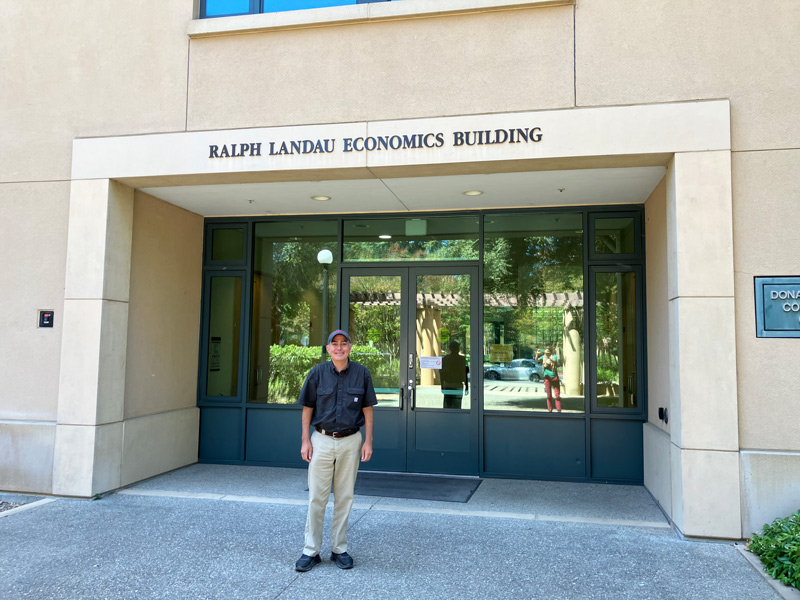 Julio Elías en la puerta del departamento de economía de Stanford Julio Elías en la puerta del departamento de economía de Stanford
