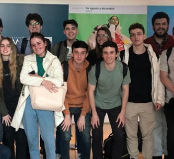 Visita a la Colección Amalita del director del Centro de la Economía de la Creatividad junto a alumnos de la UCEMA